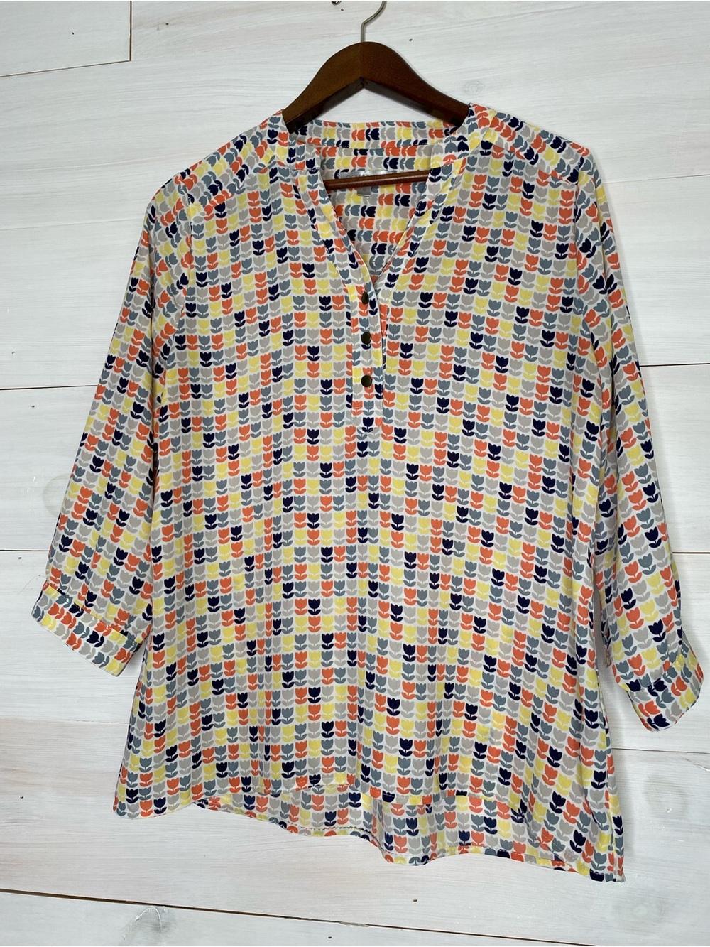 Downeast Basics Multi-Color Tulip Print V-Neck Button Blouse Size Medium M